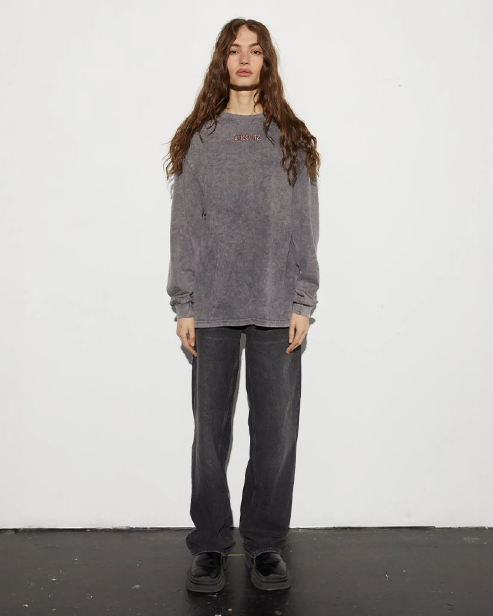 worn_out_skate_longsleeve__washed_grey_0.webp STIEGLITZ Worn Out Skate Longsleeve | Washed Grey Discount